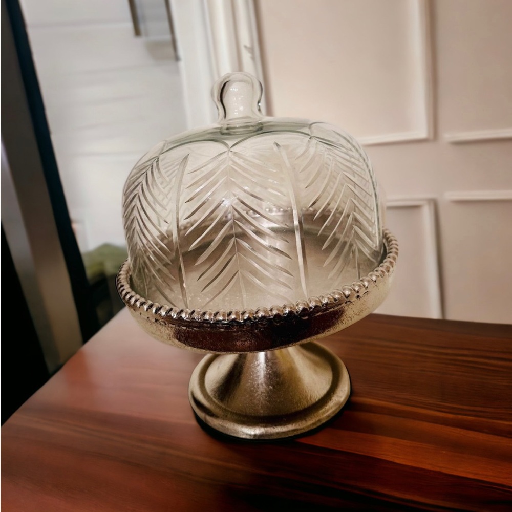 Small dessert plate with dome